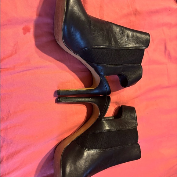 Vince Camuto, leather open toe and open back construction makes this a favorite - Picture 4 of 8